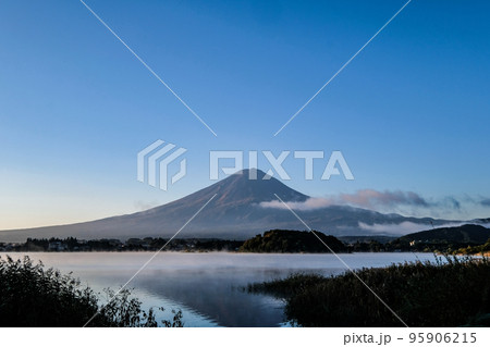 早朝の山梨県河口湖と富士山 早朝の山梨県河口湖と富士山 95906215