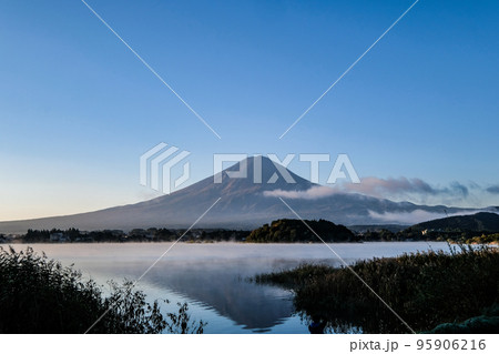 早朝の山梨県河口湖と富士山 95906216