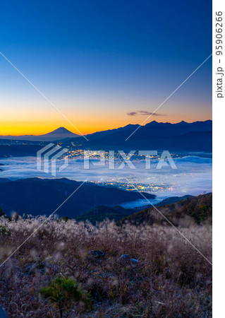 【富士山素材】秋の高ボッチ高原から見る夜明けの富士山と諏訪湖の雲海【長野県】 【富士山素材】秋の高ボッチ高原から見る夜明けの富士山と諏訪湖の雲海【長野県】 95906266