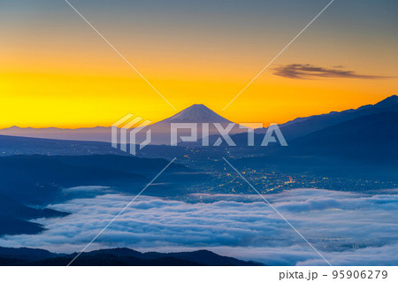 【富士山素材】秋の高ボッチ高原から見る夜明けの富士山と諏訪湖の雲海【長野県】 【富士山素材】秋の高ボッチ高原から見る夜明けの富士山と諏訪湖の雲海【長野県】 95906279