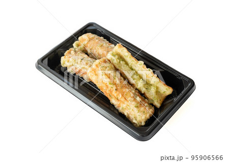 トレーに入った竹輪の磯辺揚げ 95906566