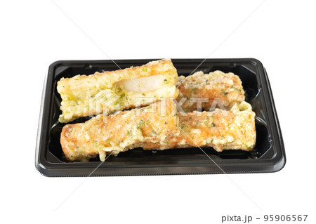 トレーに入った竹輪の磯辺揚げ トレーに入った竹輪の磯辺揚げ 95906567