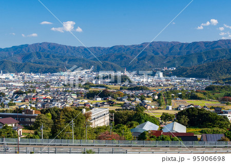 福井県敦賀市の街並み　若狭湾エネルギー研究センターからの眺望 95906698