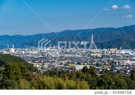 福井県敦賀市の街並み 若狭湾エネルギー研究センターからの眺望 福井県敦賀市の街並み 若狭湾エネルギー研究センターからの眺望 95906708