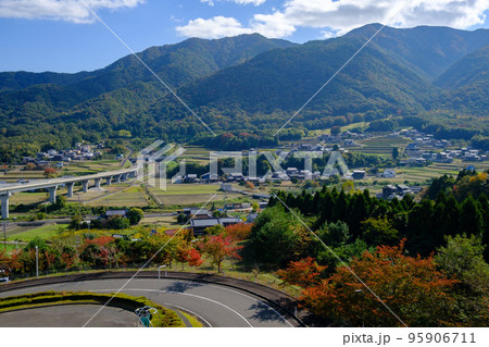 福井県敦賀市の街並み　若狭湾エネルギー研究センターからの眺望 95906711