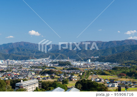 福井県敦賀市の街並み 若狭湾エネルギー研究センターからの眺望 福井県敦賀市の街並み 若狭湾エネルギー研究センターからの眺望 95906716