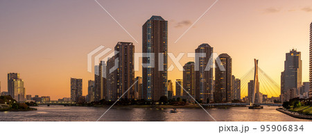 東京・永代橋から望むマンション群と隅田川の夕暮れ　ゴールデンアワー 95906834