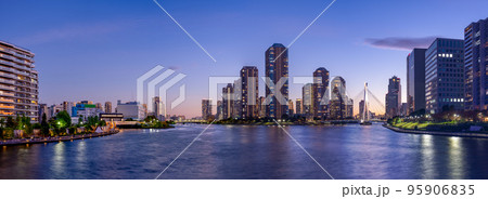 東京・永代橋から望むマンション群と隅田川の夕暮れ 95906835