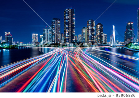 東京・永代橋から望むマンション群と屋形船の光跡 東京・永代橋から望むマンション群と屋形船の光跡 95906836