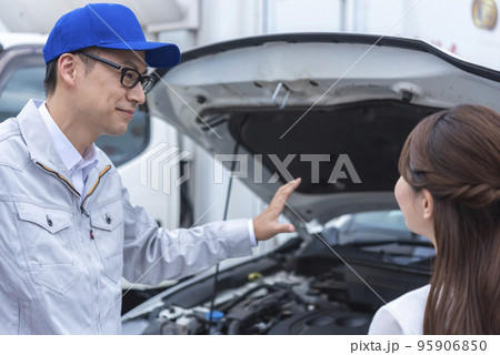 故障内容を説明する自動車整備士 95906850