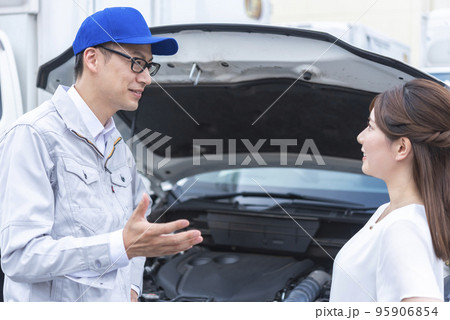 故障内容を説明する自動車整備士 95906854