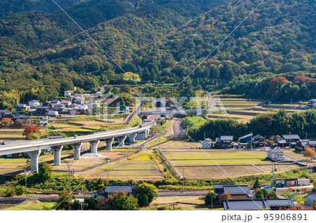 福井県敦賀市の街並み　若狭湾エネルギー研究センターからの眺望 95906891