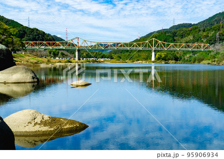 京都府の木津川の水面に映る笠置大橋のリフレクション 95906934