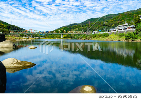 京都府の木津川の水面に映る笠置大橋のリフレクション 95906935