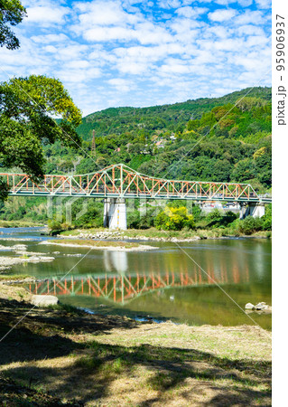 京都府の木津川の水面に映る笠置大橋のリフレクション 95906937