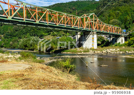 京都府の木津川の水面に映る笠置大橋のリフレクション 95906938