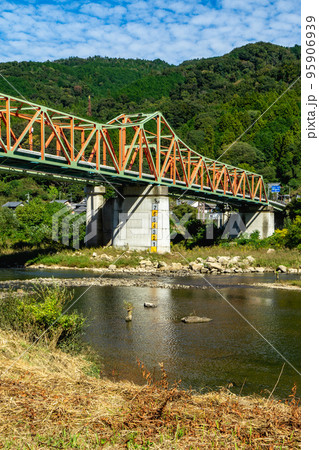 京都府の木津川の水面に映る笠置大橋のリフレクション 95906939