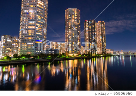 《東京都》立ち並ぶタワーマンションの夜景・東雲 《東京都》立ち並ぶタワーマンションの夜景・東雲 95906960