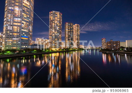 《東京都》立ち並ぶタワーマンションの夜景・東雲 95906965