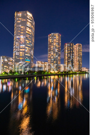 《東京都》立ち並ぶタワーマンションの夜景・東雲 《東京都》立ち並ぶタワーマンションの夜景・東雲 95906967