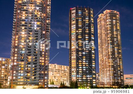 《東京都》立ち並ぶタワーマンションの夜景・東雲 95906981