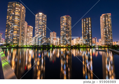 《東京都》立ち並ぶタワーマンションの夜景・東雲 《東京都》立ち並ぶタワーマンションの夜景・東雲 95906989