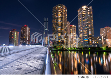 《東京都》立ち並ぶタワーマンションの夜景・東雲 95906991
