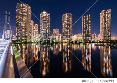 《東京都》立ち並ぶタワーマンションの夜景・東雲 95906994