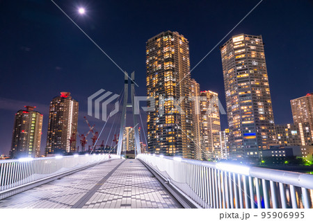 《東京都》立ち並ぶタワーマンションの夜景・東雲 95906995
