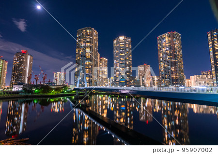《東京都》立ち並ぶタワーマンションの夜景・東雲 95907002