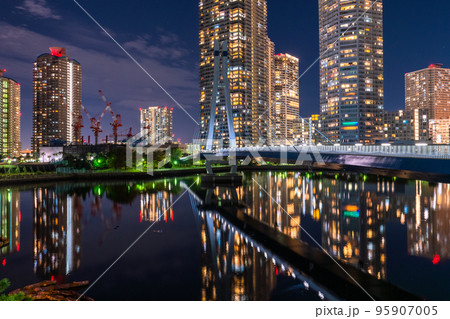 《東京都》立ち並ぶタワーマンションの夜景・東雲 95907005