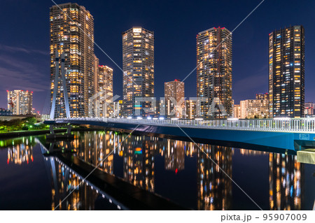 《東京都》立ち並ぶタワーマンションの夜景・東雲 95907009