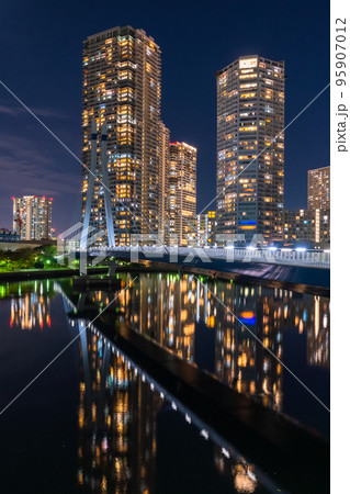 《東京都》立ち並ぶタワーマンションの夜景・東雲 95907012