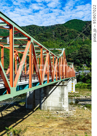 京都府の木津川にかかるゲルバートラス構造の笠置大橋 京都府の木津川にかかるゲルバートラス構造の笠置大橋 95907022