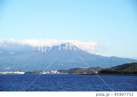 午後の穏やかな陽の光に照らされた大山が中海の向こうに見える風景 95907752