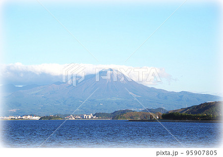 午後の穏やかな陽の光に照らされた大山が中海の向こうに見える風景(イラスト風) 午後の穏やかな陽の光に照らされた大山が中海の向こうに見える風景(イラスト風) 95907805