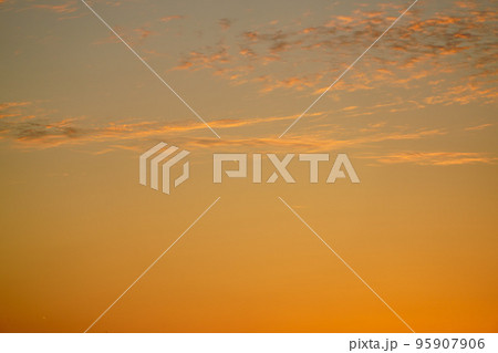 奈良生駒山・日没後の夕空にジェット機発見 95907906