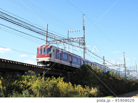 築堤途中に架かる鉄橋を走行する近鉄電車 95908020