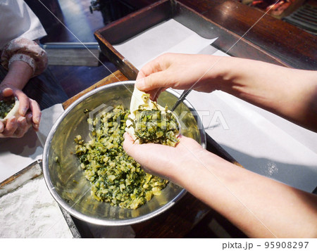 野沢菜のおやきを作る女性の手元 野沢菜のおやきを作る女性の手元 95908297