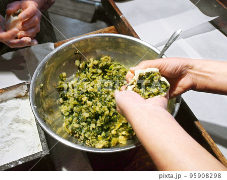 野沢菜のおやきを作る女性の手元 野沢菜のおやきを作る女性の手元 95908298