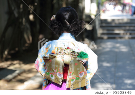 七五三で神社に参拝する7歳の女の子 95908349
