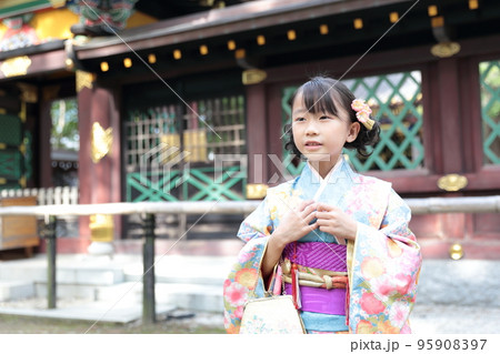 七五三で神社に参拝する7歳の女の子 95908397