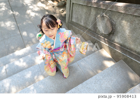 七五三で神社に参拝する7歳の女の子 95908413