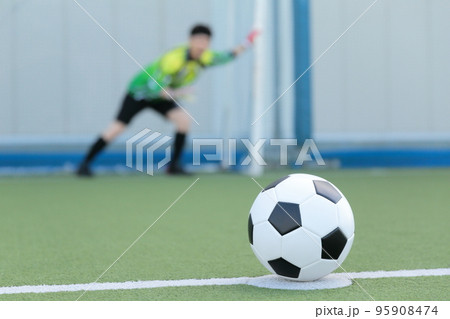 PKでゴールを守るキーパーの男性 95908474