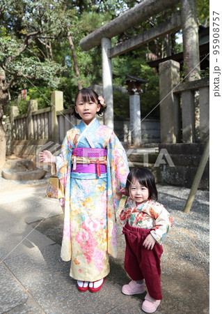 神社に参拝する7歳と1歳の女の子の姉妹 95908757