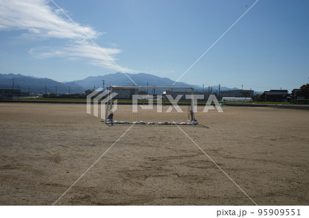 北アルプス白馬岳と小学校のグラウンドのサッカーゴール 北アルプス白馬岳と小学校のグラウンドのサッカーゴール 95909551
