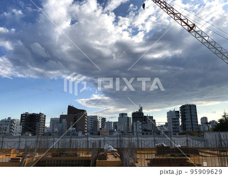 建設現場のクレーンとビル群のある都市風景 95909629