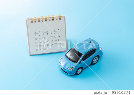 車とカレンダー　ブルーバック 95910271