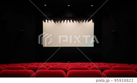 映画館のスクリーンと赤い座席シート 95910822