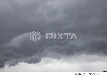都会の秋の空・竜巻が発生しそうな嵐の雨雲が広がる空（東京都千代田区） 95911202